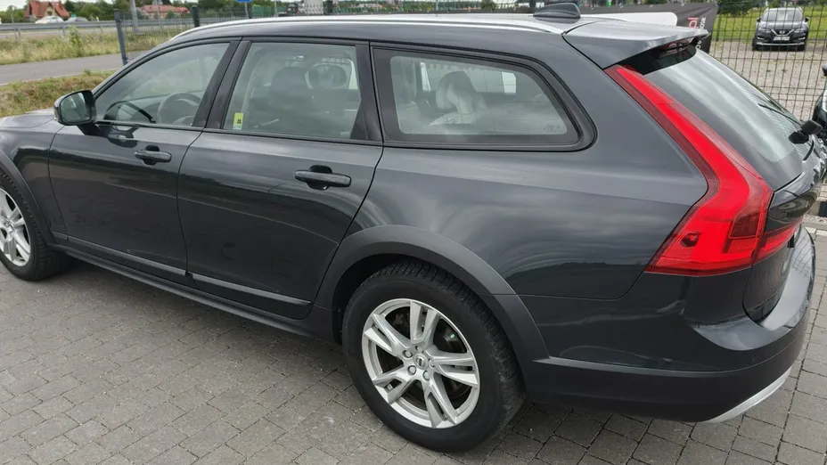 VOLVO V90 -