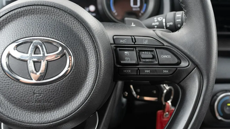 TOYOTA Yaris -