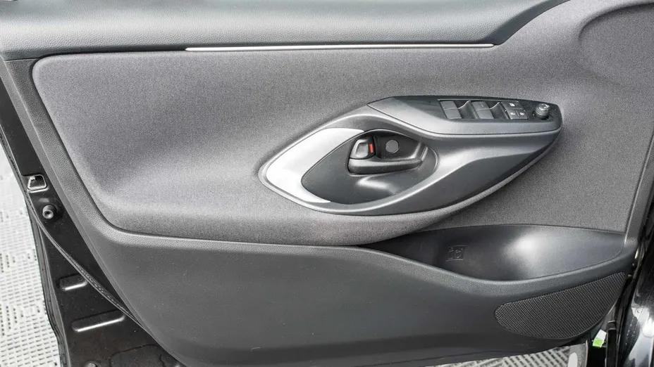 TOYOTA Yaris -