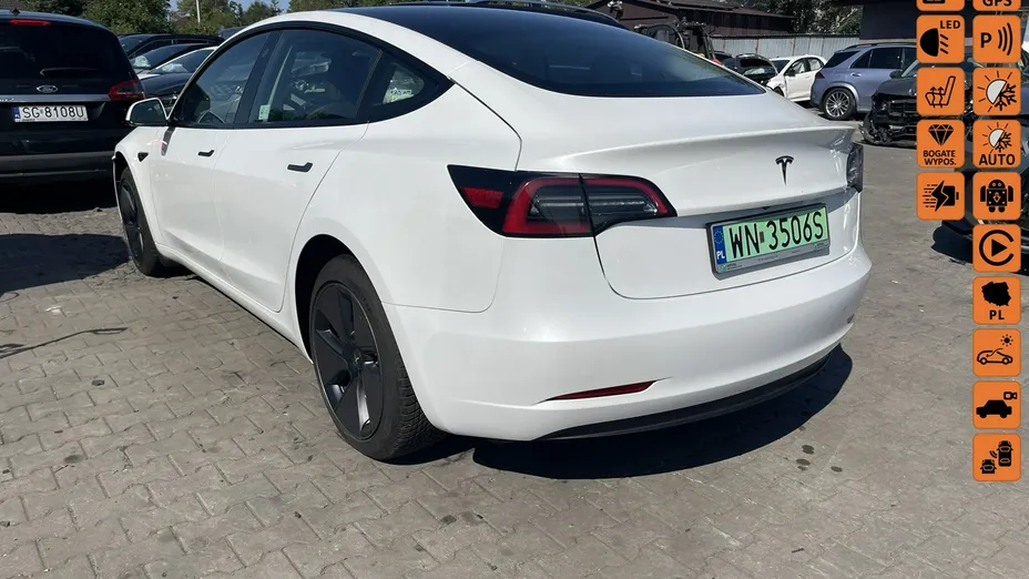 TESLA Model 3 -