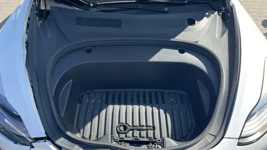 TESLA Model 3 -