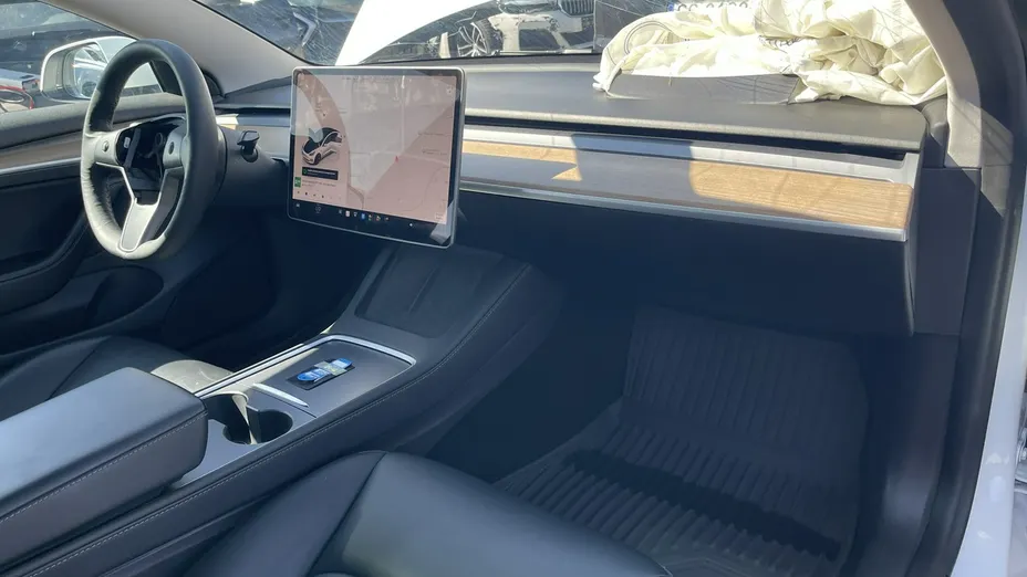 TESLA Model 3 -