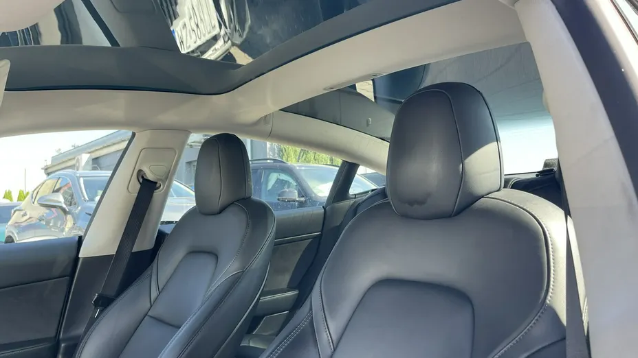 TESLA Model 3 -