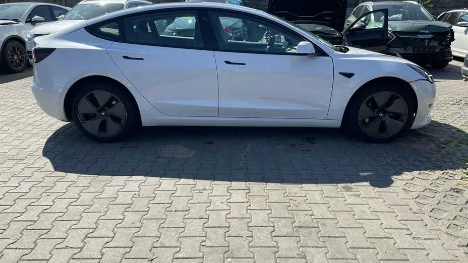 TESLA Model 3 -