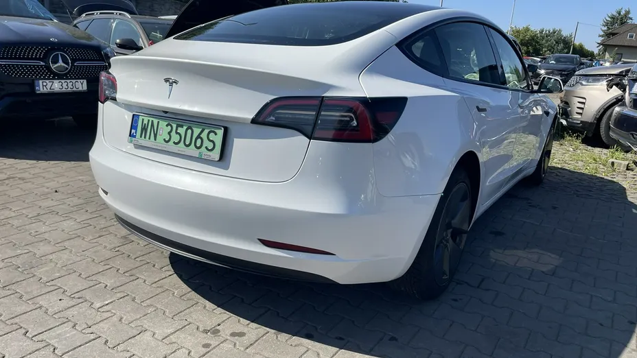 TESLA Model 3 -