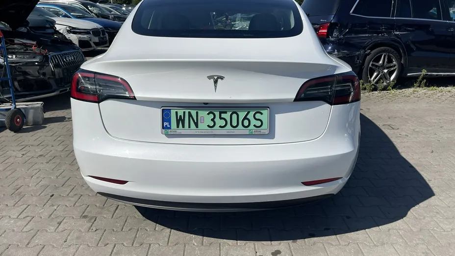 TESLA Model 3 -