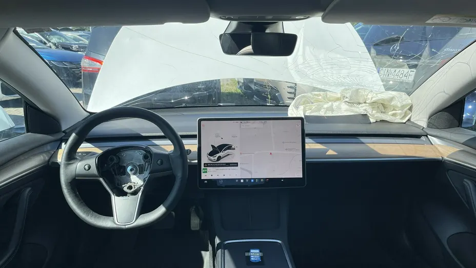 TESLA Model 3 -