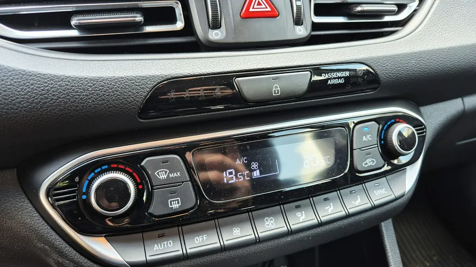 HYUNDAI i30 -