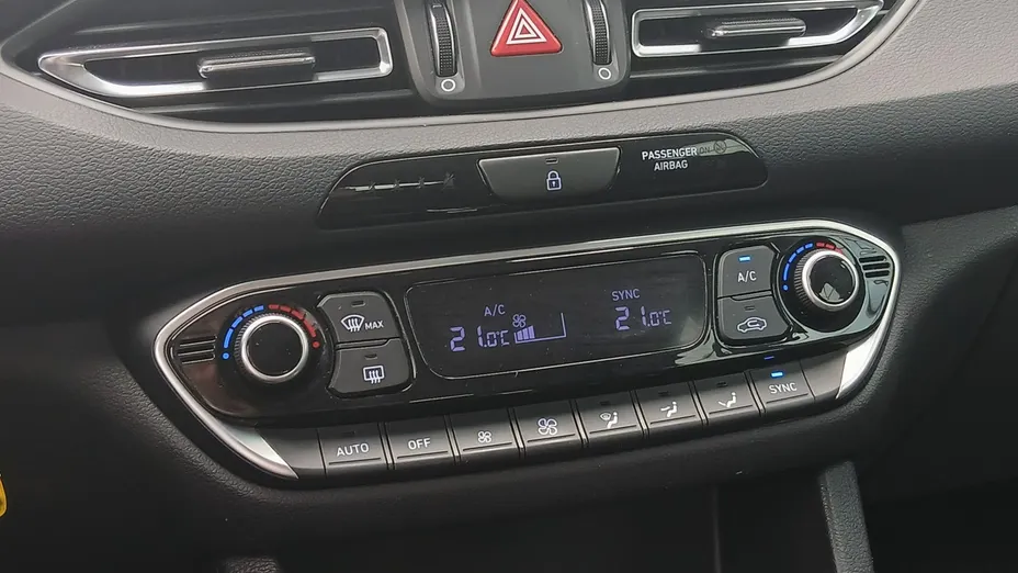 HYUNDAI i30 -