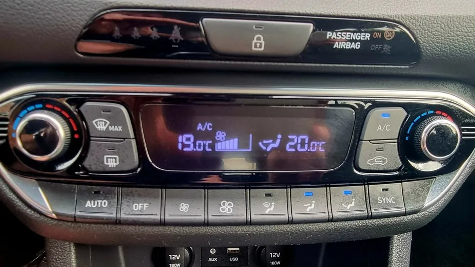 HYUNDAI i30 -