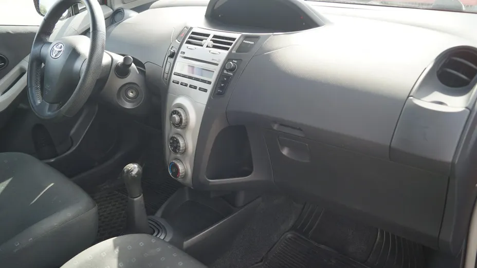 TOYOTA Yaris -