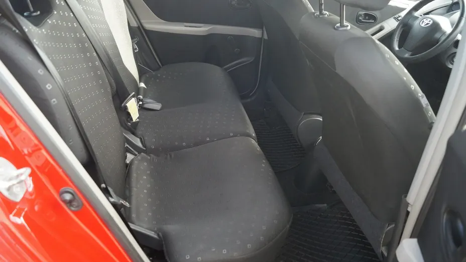 TOYOTA Yaris -