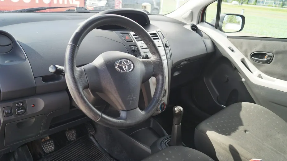 TOYOTA Yaris -