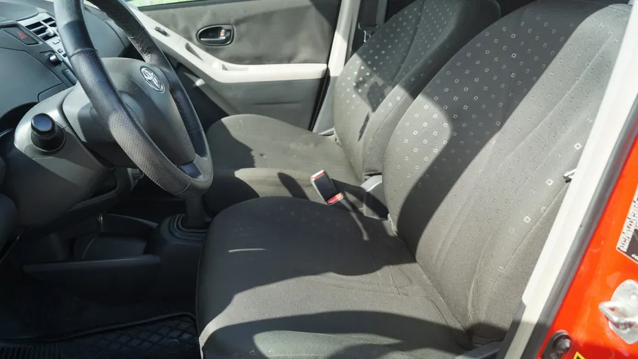 TOYOTA Yaris -