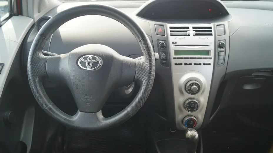 TOYOTA Yaris -