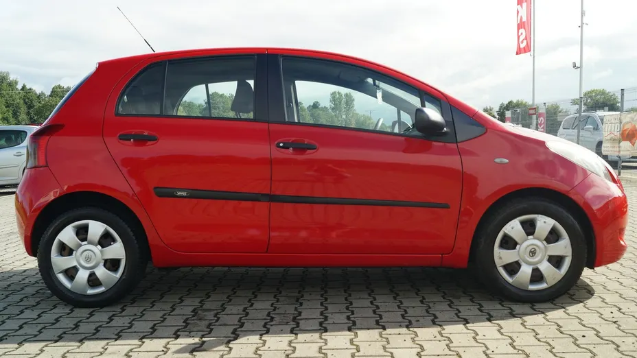 TOYOTA Yaris -