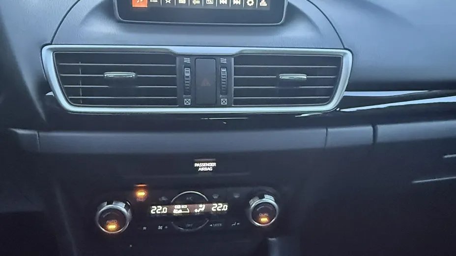MAZDA 3 -