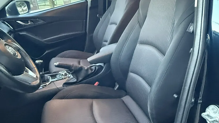 MAZDA 3 -