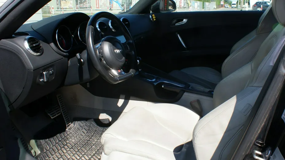 AUDI TT -