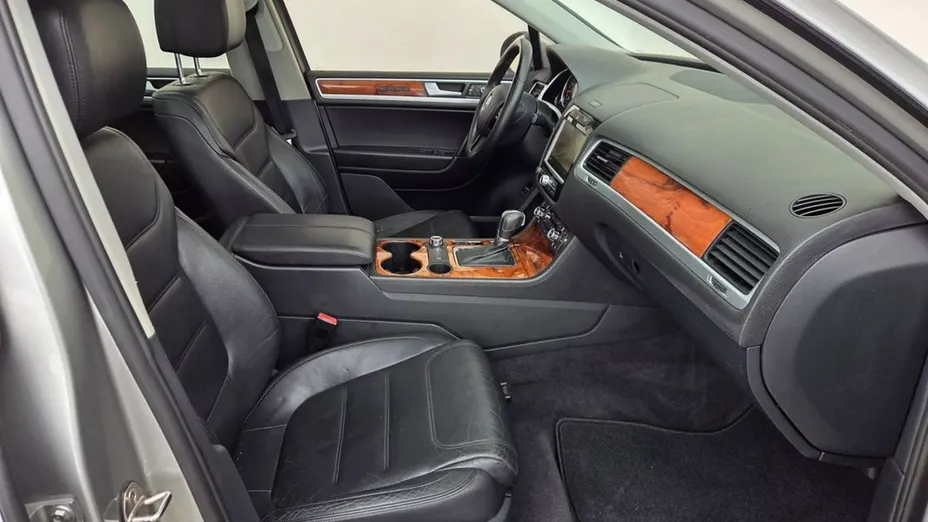 VOLKSWAGEN Touareg -