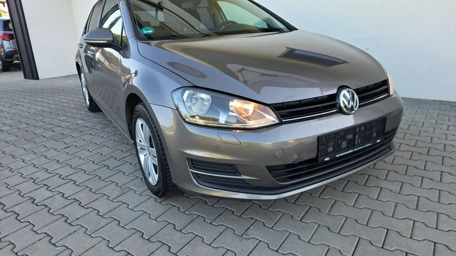 VOLKSWAGEN Golf -