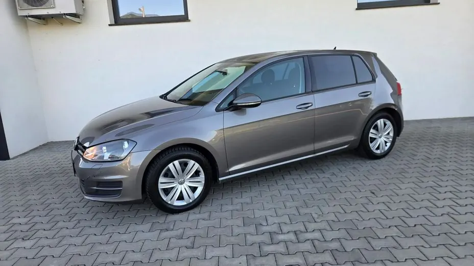 VOLKSWAGEN Golf -