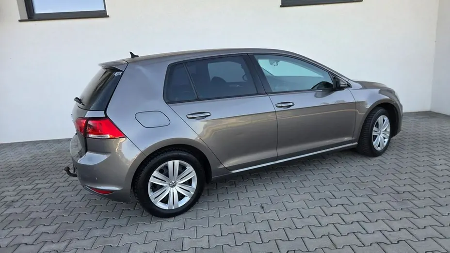 VOLKSWAGEN Golf -