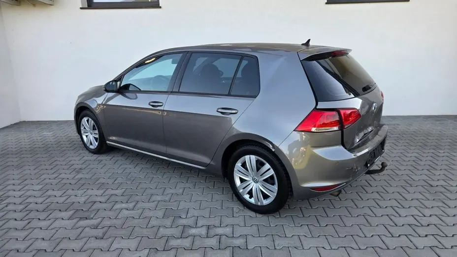 VOLKSWAGEN Golf -