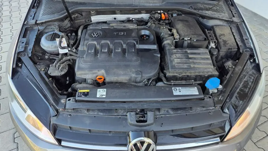 VOLKSWAGEN Golf -