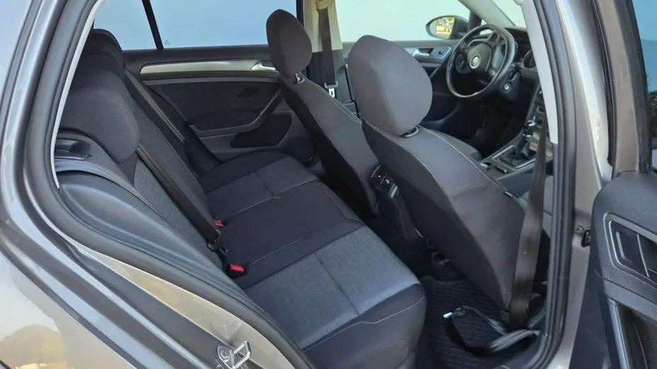 VOLKSWAGEN Golf -