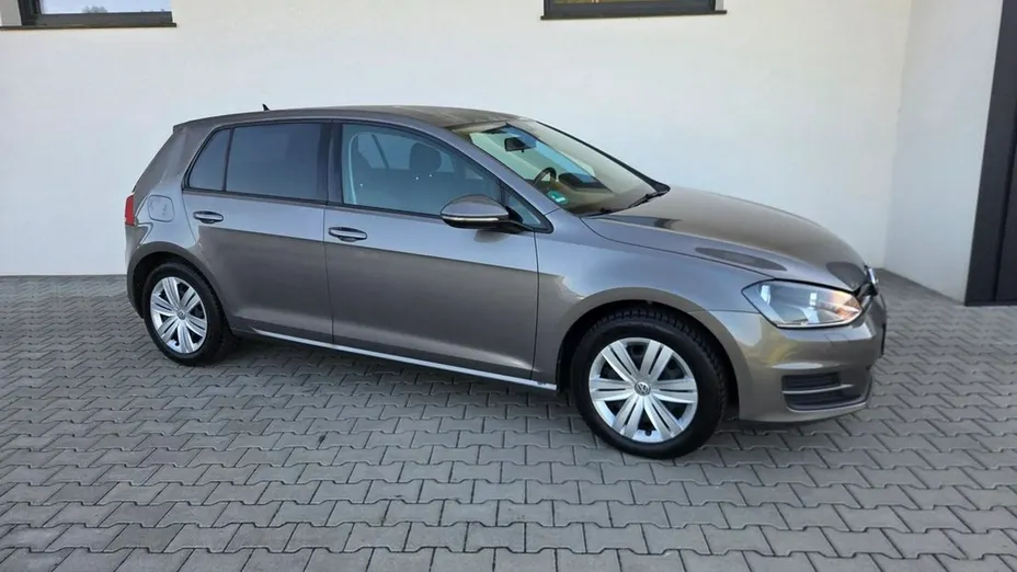 VOLKSWAGEN Golf -