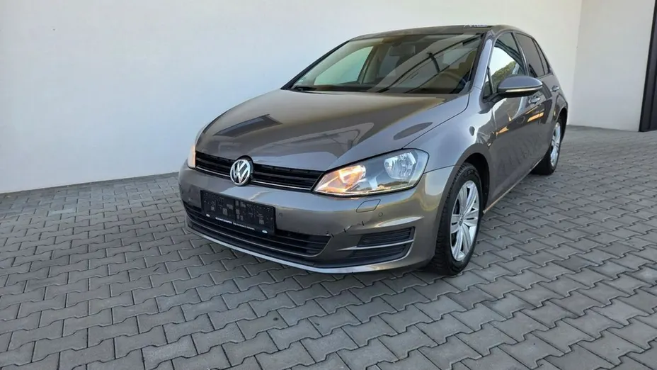 VOLKSWAGEN Golf -