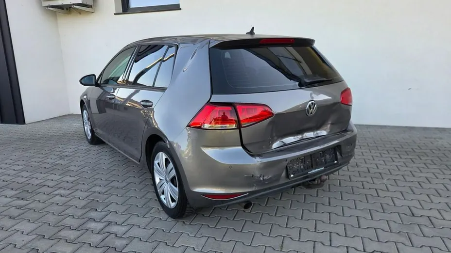 VOLKSWAGEN Golf -