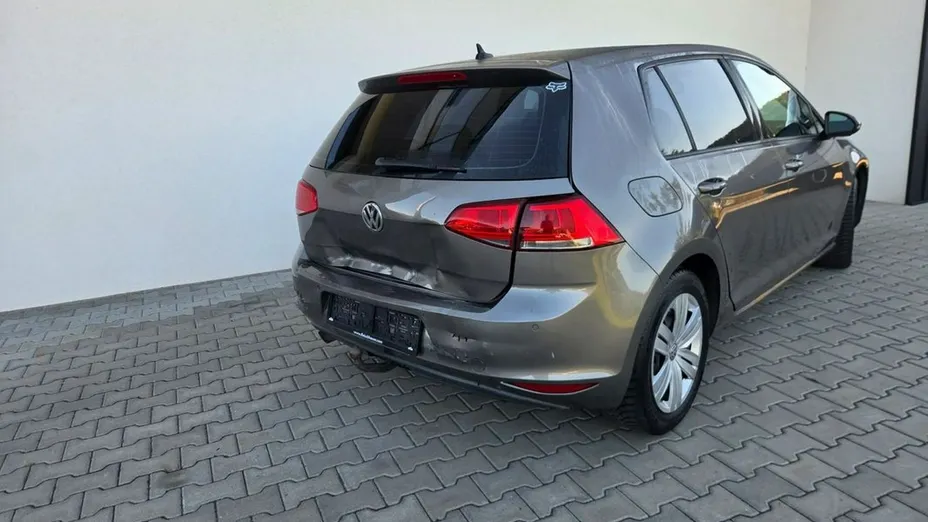 VOLKSWAGEN Golf -
