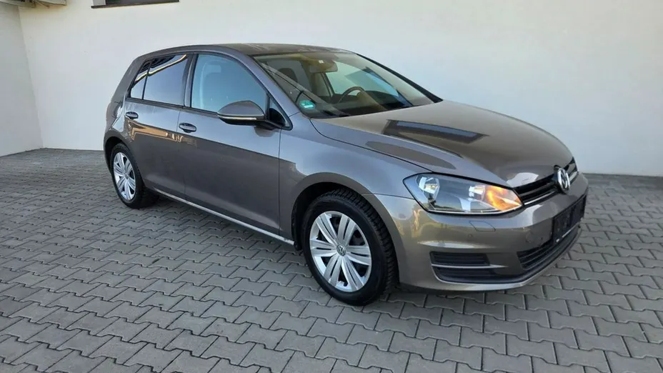 VOLKSWAGEN Golf -