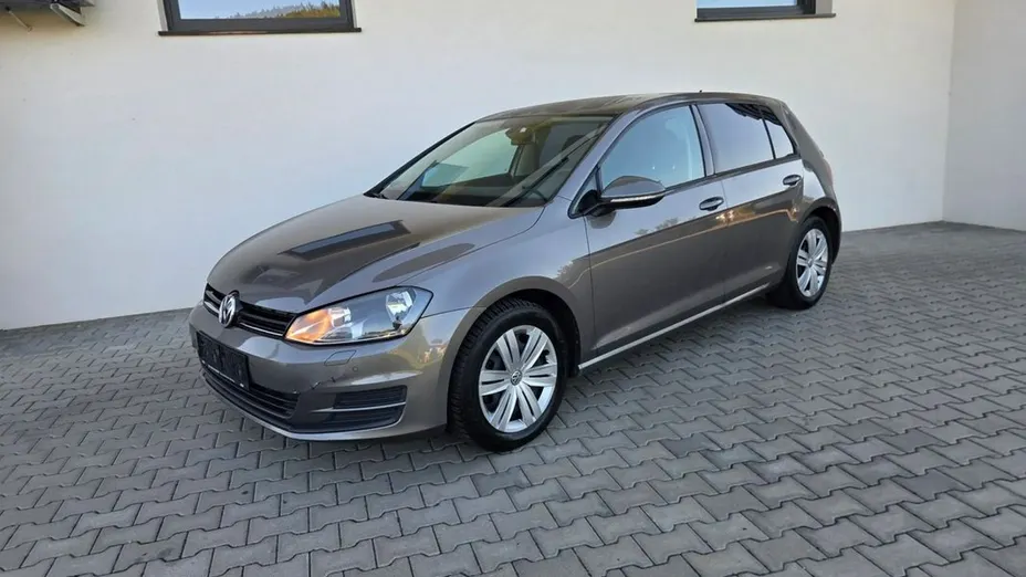 VOLKSWAGEN Golf -