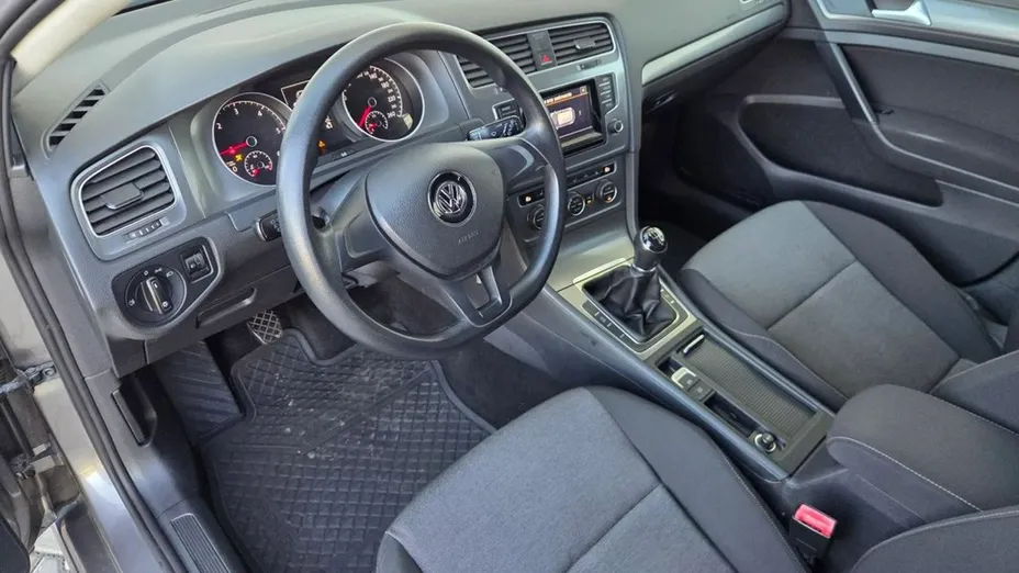 VOLKSWAGEN Golf -