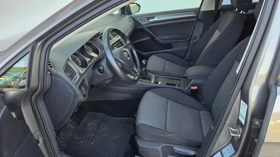 VOLKSWAGEN Golf -