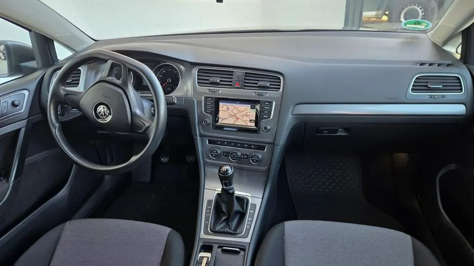 VOLKSWAGEN Golf -