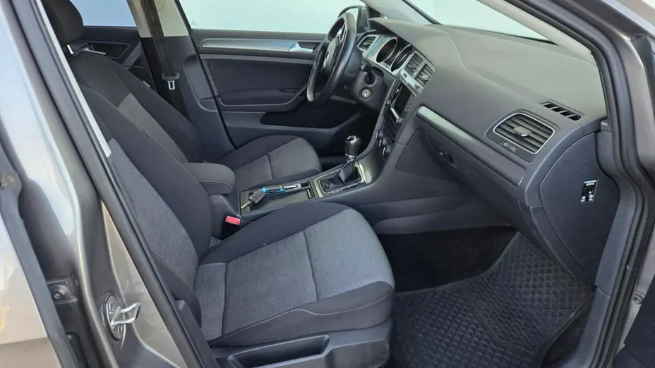 VOLKSWAGEN Golf -
