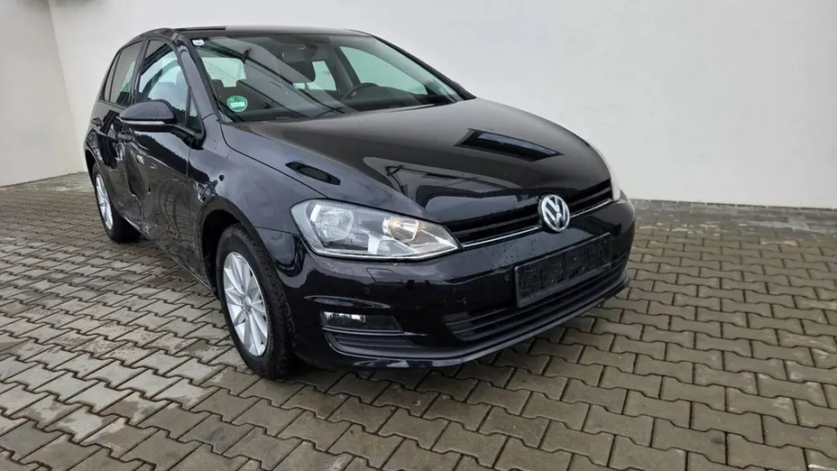 VOLKSWAGEN Golf -