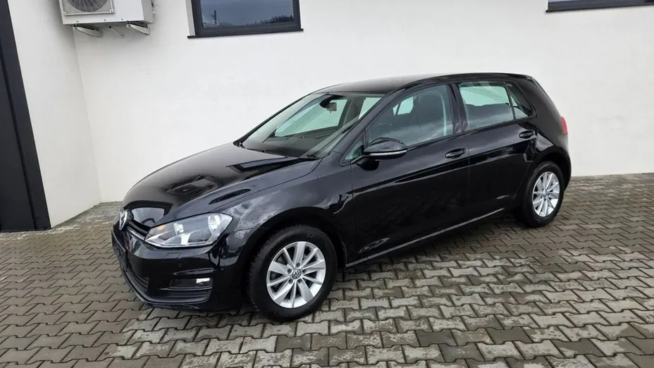 VOLKSWAGEN Golf -