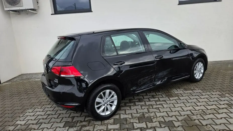 VOLKSWAGEN Golf -