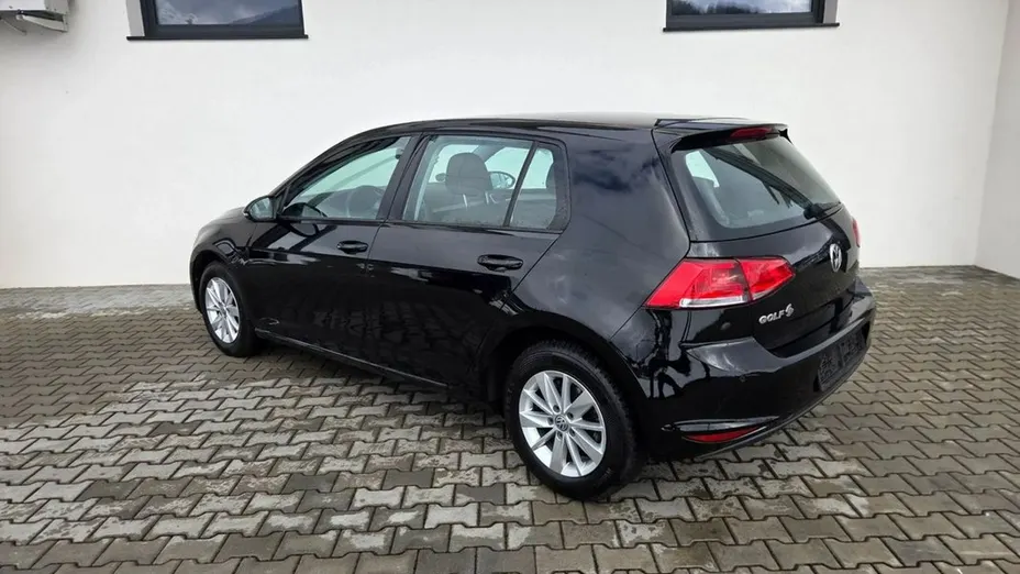 VOLKSWAGEN Golf -