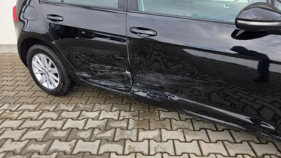 VOLKSWAGEN Golf -