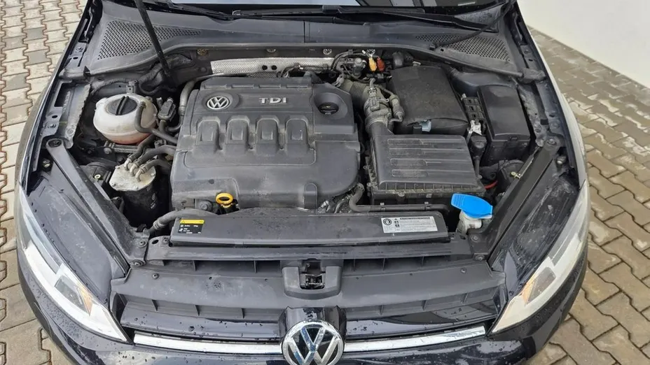 VOLKSWAGEN Golf -