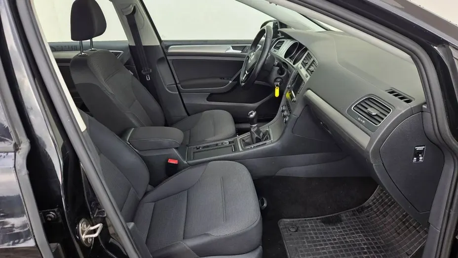 VOLKSWAGEN Golf -