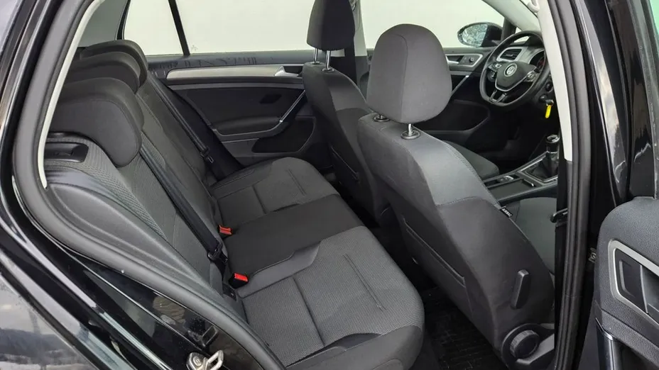 VOLKSWAGEN Golf -