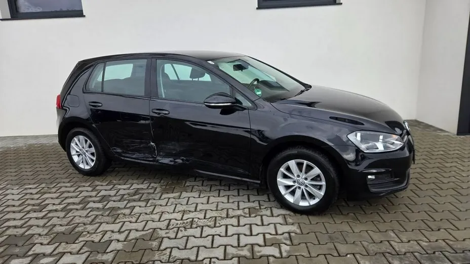 VOLKSWAGEN Golf -
