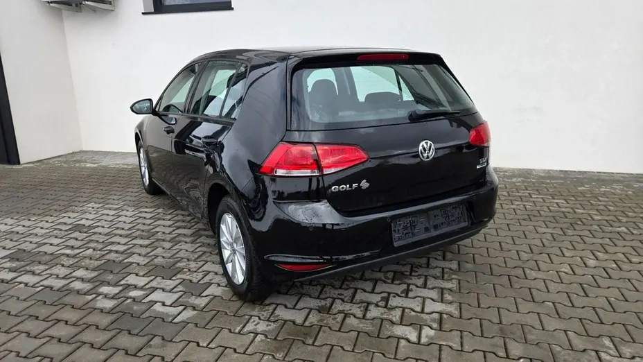 VOLKSWAGEN Golf -